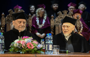 Jan Ptaszyn Wróblewski i Włodzimierz Nahorny z tytułami doktora honoris causa