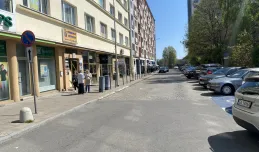 Parkują auta, a mógłby być deptak. Co z ulicą przy bazylice w Gdyni?