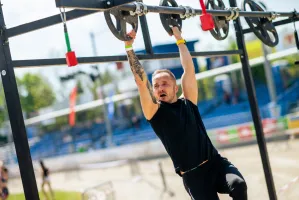 Amberman. Biegali i mierzyli się z przeszkodami na stadionie żużlowym