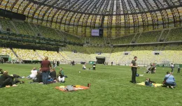 Piknik dla mieszkańców na murawie stadionu w Letnicy