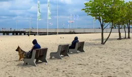 Pierwsze ławki stanęły na plaży w Sopocie