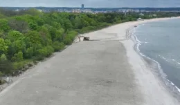 Znika wielki kopiec piachu z plaży w Brzeźnie