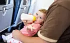 Dziecko w samolocie. Jak podróżować bezproblemowo?