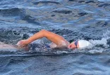 Niepełnosprawna pływaczka znów rzuca wyzwanie kanałowi La Manche. Możesz pomóc