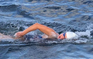Niepełnosprawna pływaczka znów rzuca wyzwanie kanałowi La Manche. Możesz pomóc