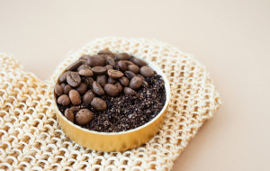 Jak zrobić domowy peeling kawowy? Peeling kawowy na cellulit