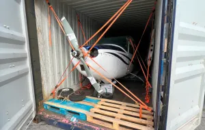 Zatrzymali samolot przewożony w kontenerze