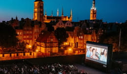 Kino z widokiem na dachy gdańskich kamienic