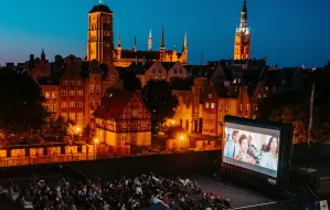 Kino z widokiem na dachy gdańskich kamienic