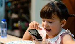 Trudno odciągnąć dziecko od telefonu czy tabletu? Sprawdź, czy jest uzależnione