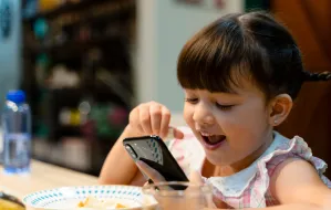 Trudno odciągnąć dziecko od telefonu czy tabletu? Sprawdź, czy jest uzależnione