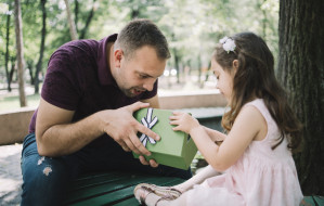 8 pomysłów na prezent na Dzień Ojca. Jaki prezent na Dzień Ojca wybrać?