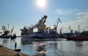 Ogromny "statek dźwig" już opuścił Gdańsk