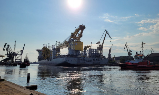 Ogromny "statek dźwig" już opuścił Gdańsk