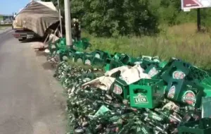 Piwo, śmieci i zgubione paczki. Nie tylko wypadki blokują drogi