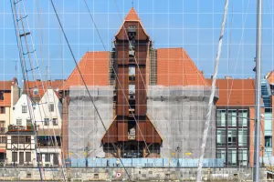Piza ma krzywą wieżę, a Gdańsk krzywego żurawia