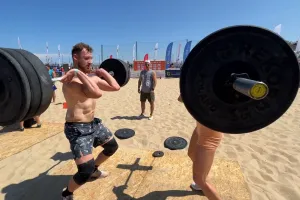 Upał i ogromne ciężary na plaży. Morderczy wysiłek, aż kręciło się w głowie