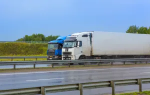 Od 1.07.23 ciężarówki mają zakaz wyprzedzania się