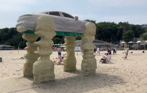 Porsche z butelek stanęło na plaży w Gdyni