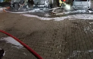 Nocny pożar samochodów na parkingu
