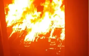 Nocny pożar domu wielorodzinnego w Jelitkowie