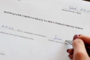 Rozwiązanie umowy o pracę - wypowiedzenie kontra porozumienie stron