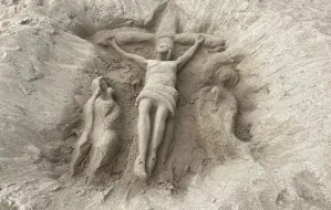 Piaskowa rzeźba ukrzyżowanego Jezusa na plaży w Jelitkowie