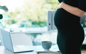 Czy należy mi się podwyżka po powrocie z urlopu macierzyńskiego?