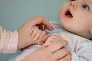 Strach przed zadławieniem się dziecka. "Przestrzegamy zwłaszcza przed orzeszkami"