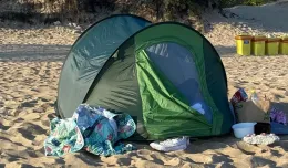Spali w namiocie na plaży, a można tylko bez