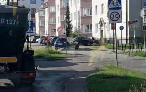 Anarchia parkingowa na Grunwaldzkiej. Urzędnicy zwlekają z montażem słupków