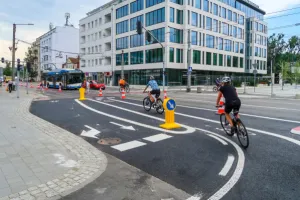 Strzałki dla rowerzystów przy parku Centralnym nie znikną