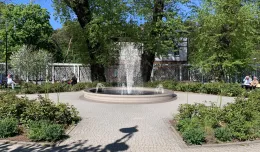 Podświetlana fontanna stanie koło Domu Zdrojowego w Brzeźnie