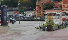 Opuszczona kawiarenka na smutnym placyku w centrum miasta