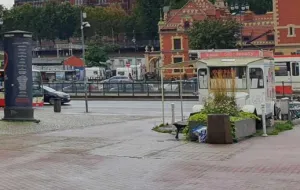 Opuszczona kawiarenka na smutnym placyku w centrum miasta