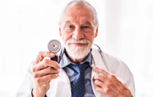 Leczą nas lekarze przed emeryturą?