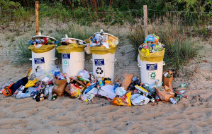Lato we wrześniu. Plaże pełne ludzi i... śmieci