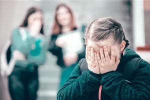 Dziecko zastraszane w szkole. Przemoc, hejt, nękanie - jak z tym walczyć?