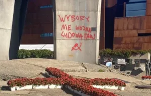 Zdewastowano pomnik Poległych Stoczniowców na pl. Solidarności