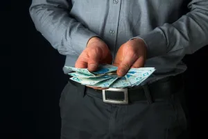 Czy pracodawca musi podnieść moje wynagrodzenie?