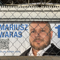 W wyborach nie startuje, ale plakaty rozwiesił. Mariusz Waras prowadzi "niekampanię"