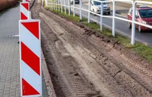Ostatnia warstwa asfaltu na Chwarznieńskiej