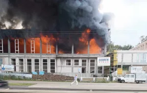 Pożar hali przy szkole w Gdyni. Strażacy: to mogła być pianka montażowa
