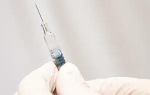 Polska bez szczepionek przeciw COVID? Kiedy najnowsza szczepionka trafi do aptek?