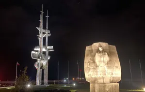 Pomniki nad morzem w Gdyni podświetlone