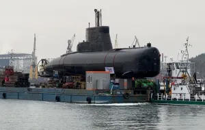 Okręt podwodny "Sokół" już w centrum Gdyni
