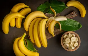 Dlaczego warto jeść banany, a kto powinien ich unikać?