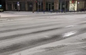 Zima znów pokonała drogowców. Ulice w Trójmieście jak "szklanka"
