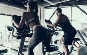 Najpopularniejsze urządzenia na siłowni. Co wybierają kobiety, a co mężczyźni?