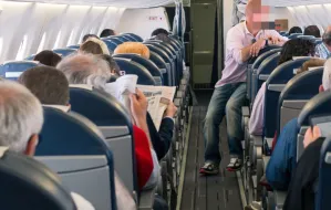 Kary za pijacką awanturę w samolocie są śmieszne. Czas wyrzucać ich z lotnisk